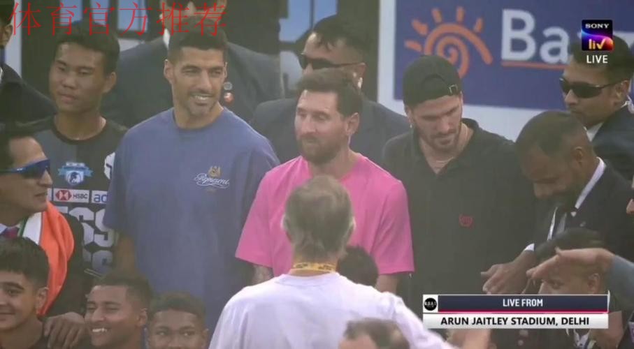 见有人合影时挤开小球员站在梅西身边，德保罗出手将其推开